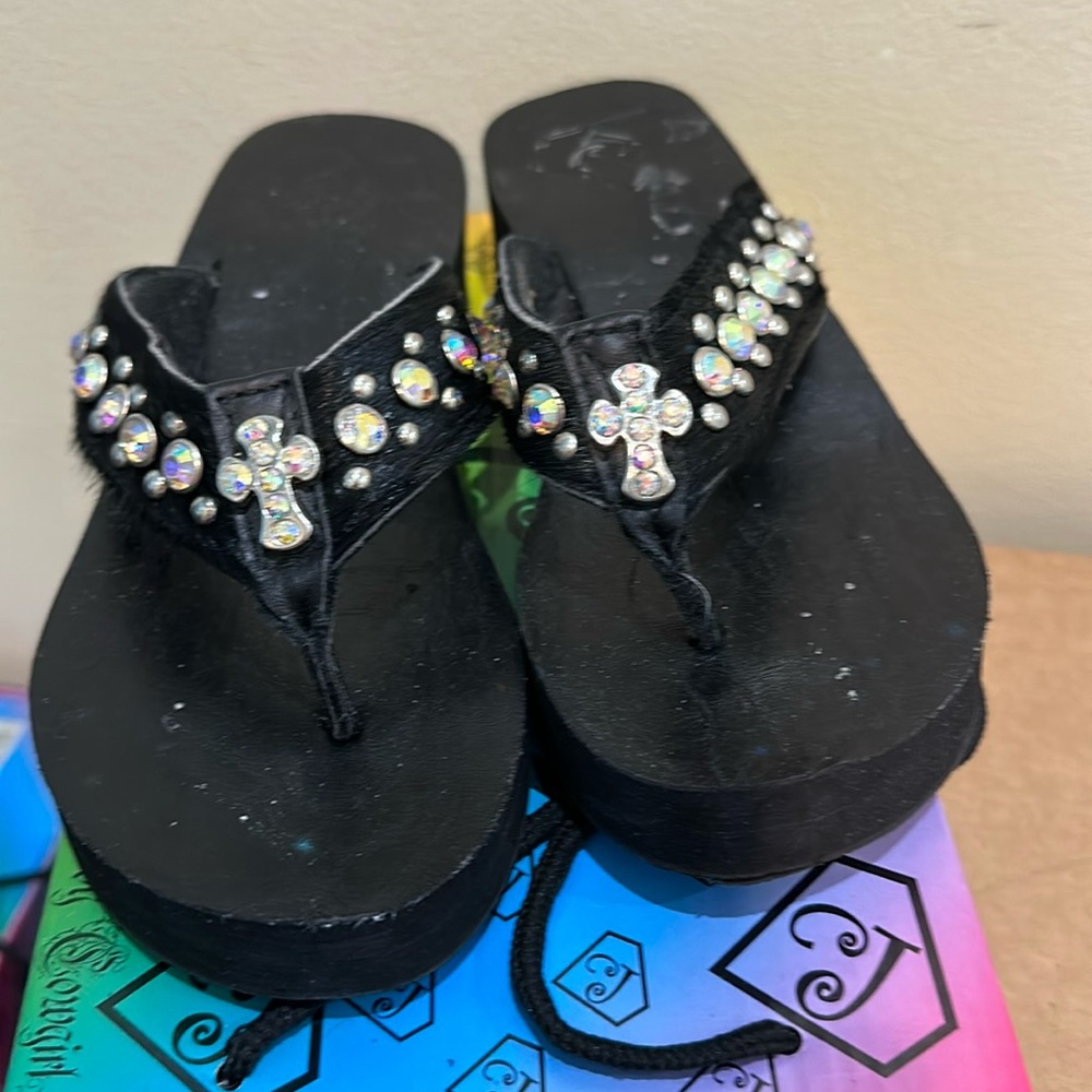 COWGIRL JEWELS SIZE 7 LEATHER UPPER WITH RHINESTONE CROSS. Thong.